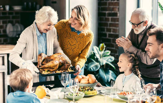 UNILETRAS/thanksgiving-family-shutterstock-img.jpg